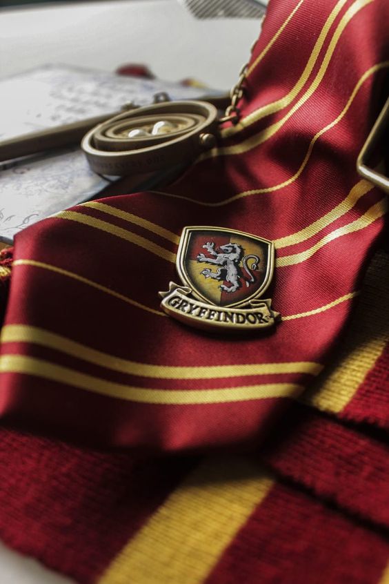 mbloveea's tweet photo. #taegiau 
#hogwartau 

Gdzie taehyung, gryfon na piątym roku, naraża się się yoongiemu, o rok starszemu ślizgonowi, przez przypadek rzucając w niego swoim podręcznikiem od eliksirów. https://t.co/7owJmrByef