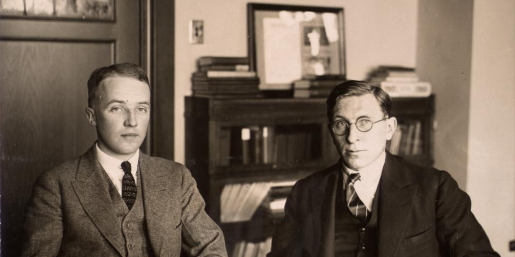 uoftlibraries's tweet photo. On this day in history 👉 #UofT scientists Frederick Banting and Charles Best discover insulin. Learn more about one of the great scientific breakthroughs of the 20th century through The Discovery and Early Development of Insulin collection: https://t.co/MfoSq50EZc https://t.co/tJthxyGjAe