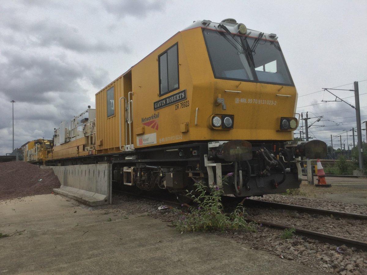 13milepost's tweet image. #windhoff #Wizard🔍🧙‍♂️ MPV out tonight during non tweeting  hours  #Catenary Inspection ⚡️🔍 beyond #Bedford  #AlwaysOn  #Electrification  #TootToot