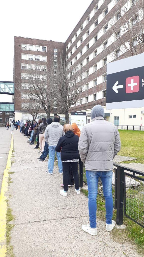 MUserpater's tweet photo. Ésta cola es para la guardia del hospital Posadas. Cero control de distanciamiento.
Sistema de salud al borde del colapso y médicos sobrecargados. Hoy hay más de 11000 efectores de salud fuera del sistema por ser covid+ o estar aislados.@martincarrizo_ https://t.co/NZ7fKxWUDz