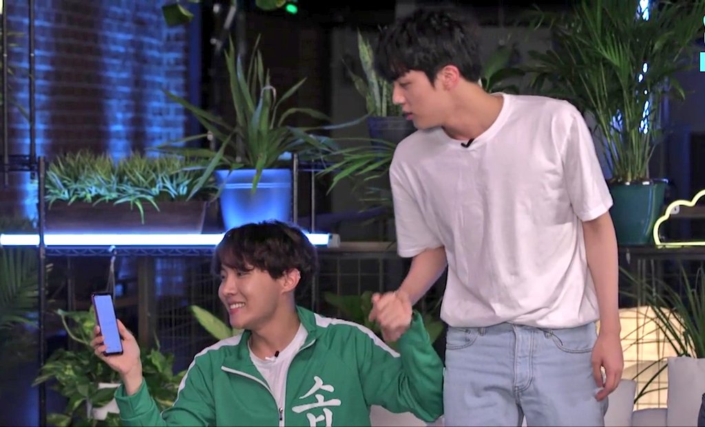 Jin supporting Hobi in the little things: a mini thread #진  #Jin  #제이홉  #JHope  #2seok