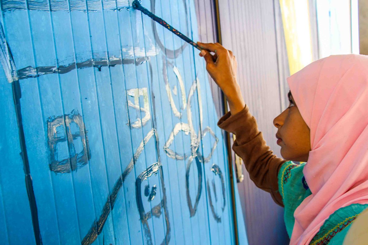 ArtolutionOrg's tweet photo. “I didn’t know that I can draw in public, or be on a ladder like men, you [Artolution] didn’t change the whole society but changed something inside of me.” - Ayah (pseudonym), Female Syrian Youth Participant, Jordan⁣
⁣⁣
⁣⁣#azraqrefugeecamp #jointheartolution https://t.co/IyQvNvKzrQ
