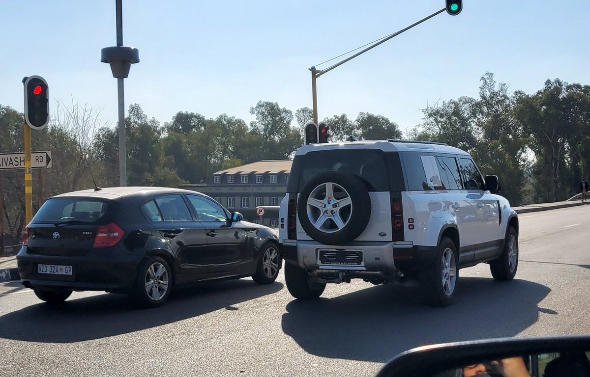 azi_torquefan's tweet photo. Carspotting earliar today, brand new @LandRoverZA Defender, #Icon #Legend #2020Defender #Carspotting https://t.co/fn76tEBrb5