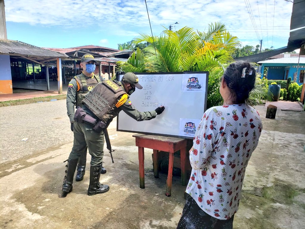 PoliciaUNIPEP's tweet photo. ¡Con el tablero en la mano! 👨🏻�� La Unidad Básica de Carabineros #UNIPEP de la vereda la Carmelita @PoliciaDepuy, difundió las líneas de atención 155, 122 y 123 para denunciar la violencia basada en género #SomosUnoSomosTodos #EmaContigo https://t.co/J9r1PrGM1y