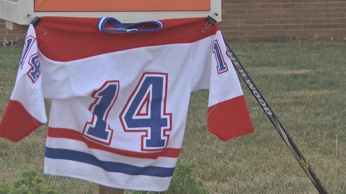 JordanStrack's tweet photo. ❤️❤️ They’ve set up a memorial at Stranahan Elementary for 9-year-old Jackson Weis who was killed in a car accident this past weekend. It’s heartbreaking, but the hockey community is rallying around the family. ❤️❤️ https://t.co/iygqCC1pat