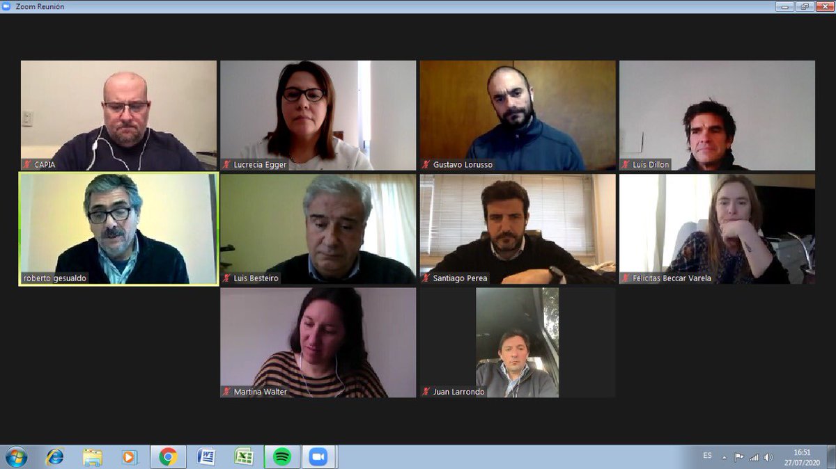 Luegger's tweet photo. Participé de una reunión invitada por @felicityenlaweb, acompañada por el Sec. de Ambiente de Azul @LorussoGustavo en la cual se abordó la problemática que tienen algunas granjas de producción avícola que quedaron radicadas en zonas urbanas por el avance de las ciudades. https://t.co/5MqnXCJ2LI