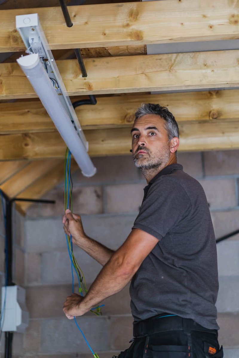 FlexwireLtd's tweet photo. Got a few photos today, of the main man in action 📷 #electrician #newtonabbot https://t.co/30Q7QJanIc