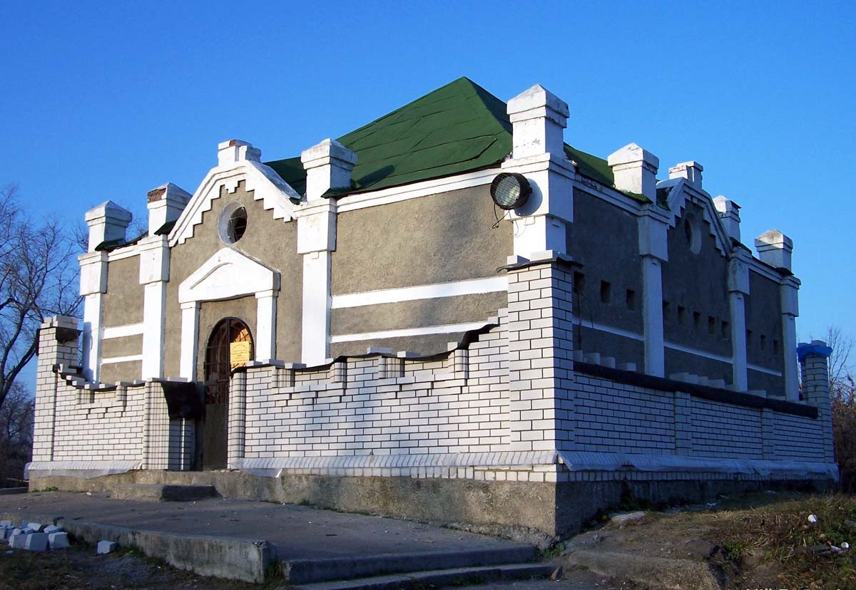 First Lubavitch activists cleaned and restored the gravesite in the mid '80s. Then, during Perestroika in 1989m a new Ohel was built over what was thought to be the spot, and in 2002 an even bigger one built around it (here you can see the newer one in midst construction) 11