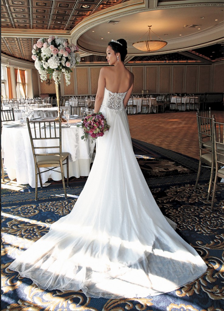 Especially loving the back in this elegant, sophisticated, and dreamy look!👰 
For more:
manhattanbride.com/gowns/on-locat…