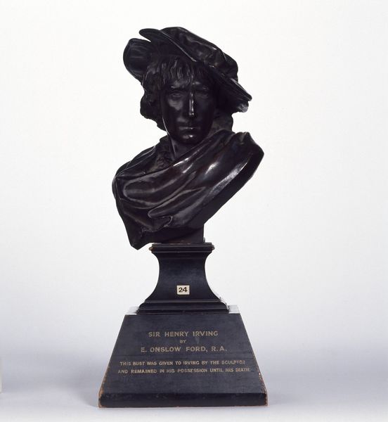 3/The bronze of it that Irving kept for his whole life is in the theatre collection of  @V_and_A : https://collections.vam.ac.uk/item/O1114263/henry-irving-as-hamlet-bust-ford-edward-onslow/
