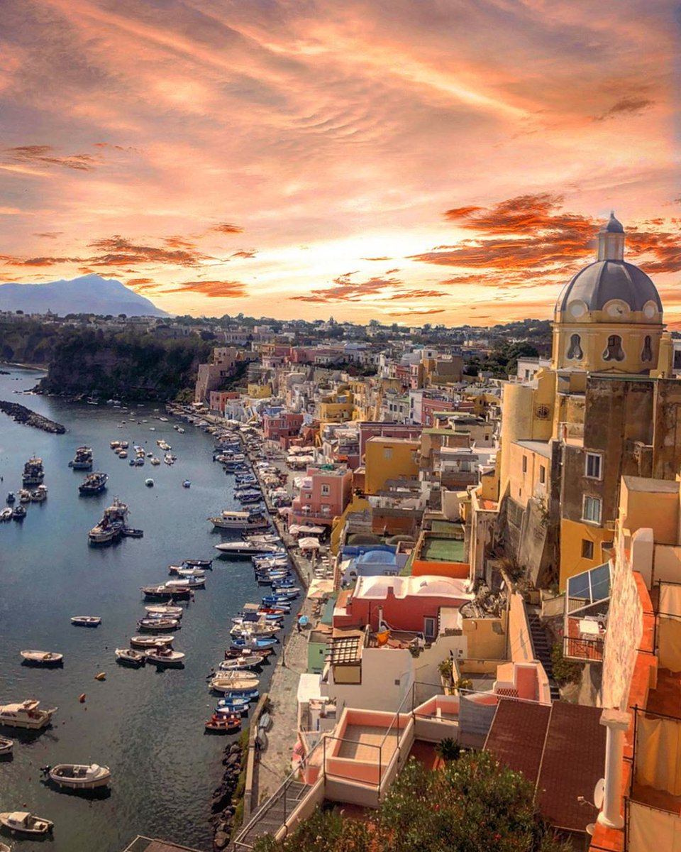 La isla de Procida, una paleta de colores que se reflejan en el mar Mediterráneo 👉 bit.ly/The_Islands_of…
#viajeaitalia 
📷 IG piero__vitale