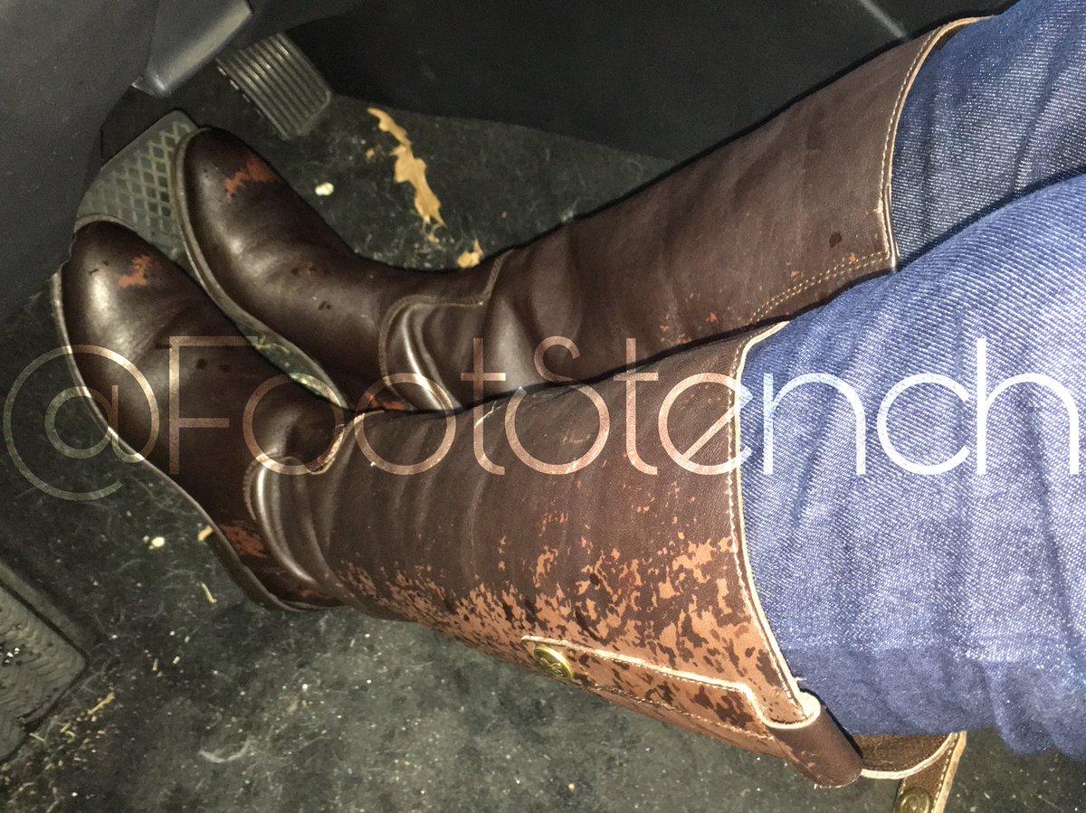FootStench's tweet photo. Well..... it’s raining a little bit ☔️💦 https://t.co/X0BCeddr3L