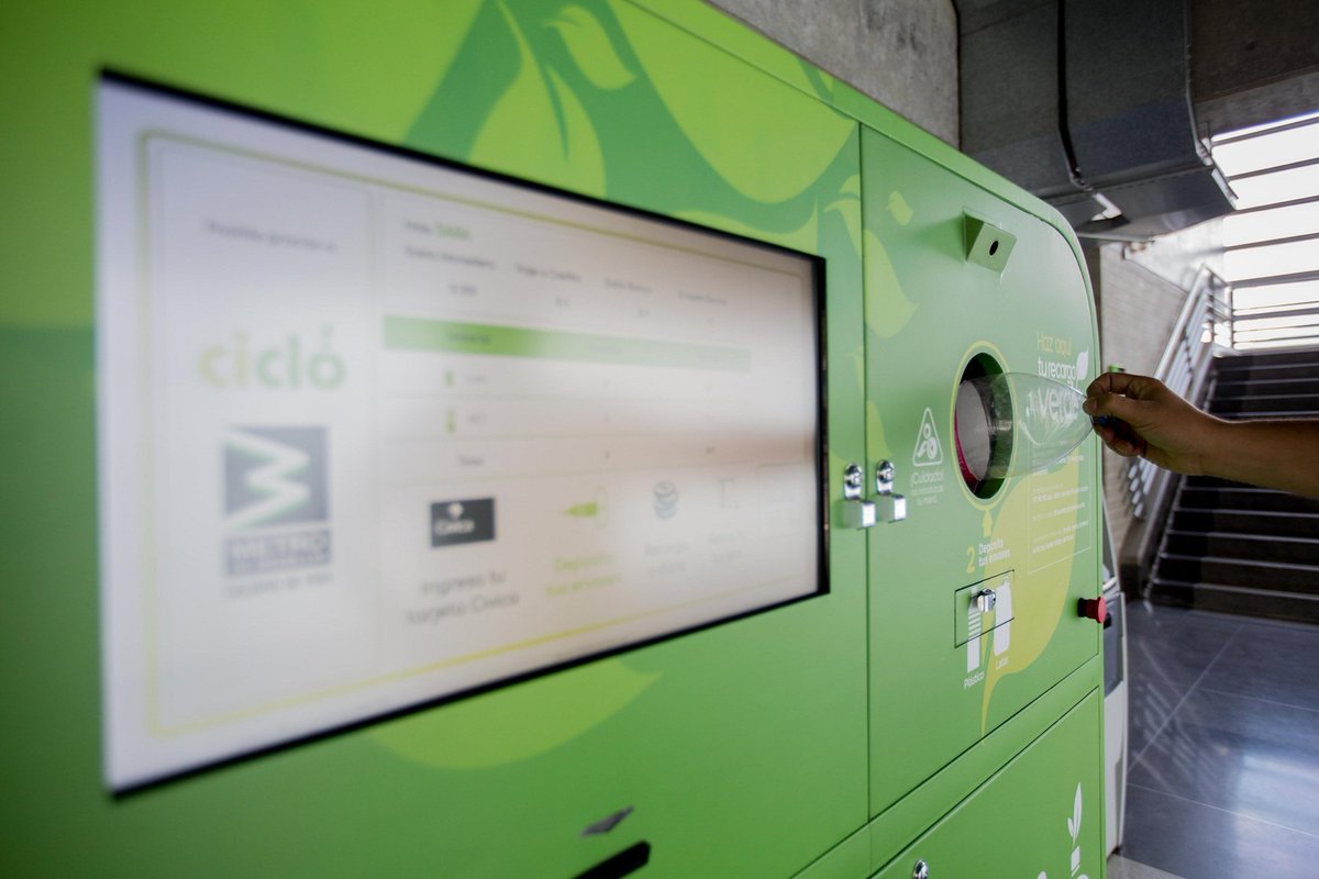 metrodemedellin's tweet photo. $331 millones en recargas en tarjetas #Cívica 💳 y 6'600.000 envases 🥫🍶 recolectados desde agosto del 2017, cuando comenzó el programa, es el balance a la fecha de la #RecargaVerde ♻️, iniciativa que reactivamos hoy con @postobonoficial en las estaciones Niquía y Universidad.👇🏽 https://t.co/Oa8albXRqk