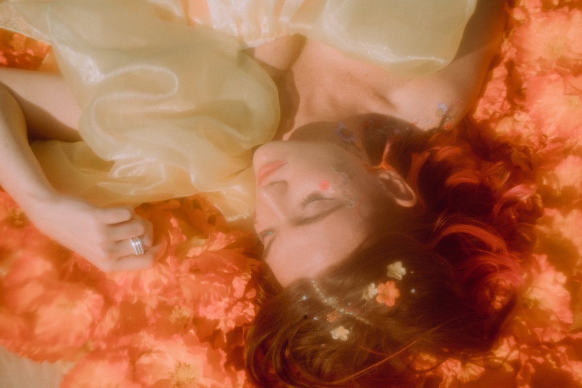 but poppies aren’t all fun and games my friends. remember wiz-o-oz? that huge dickhead the wicked witch of the west decided a great trick would be to curse beautiful poppies to be poisonous, and deadly to whoever ventures into the poppy fields (bioterrorism, much?)