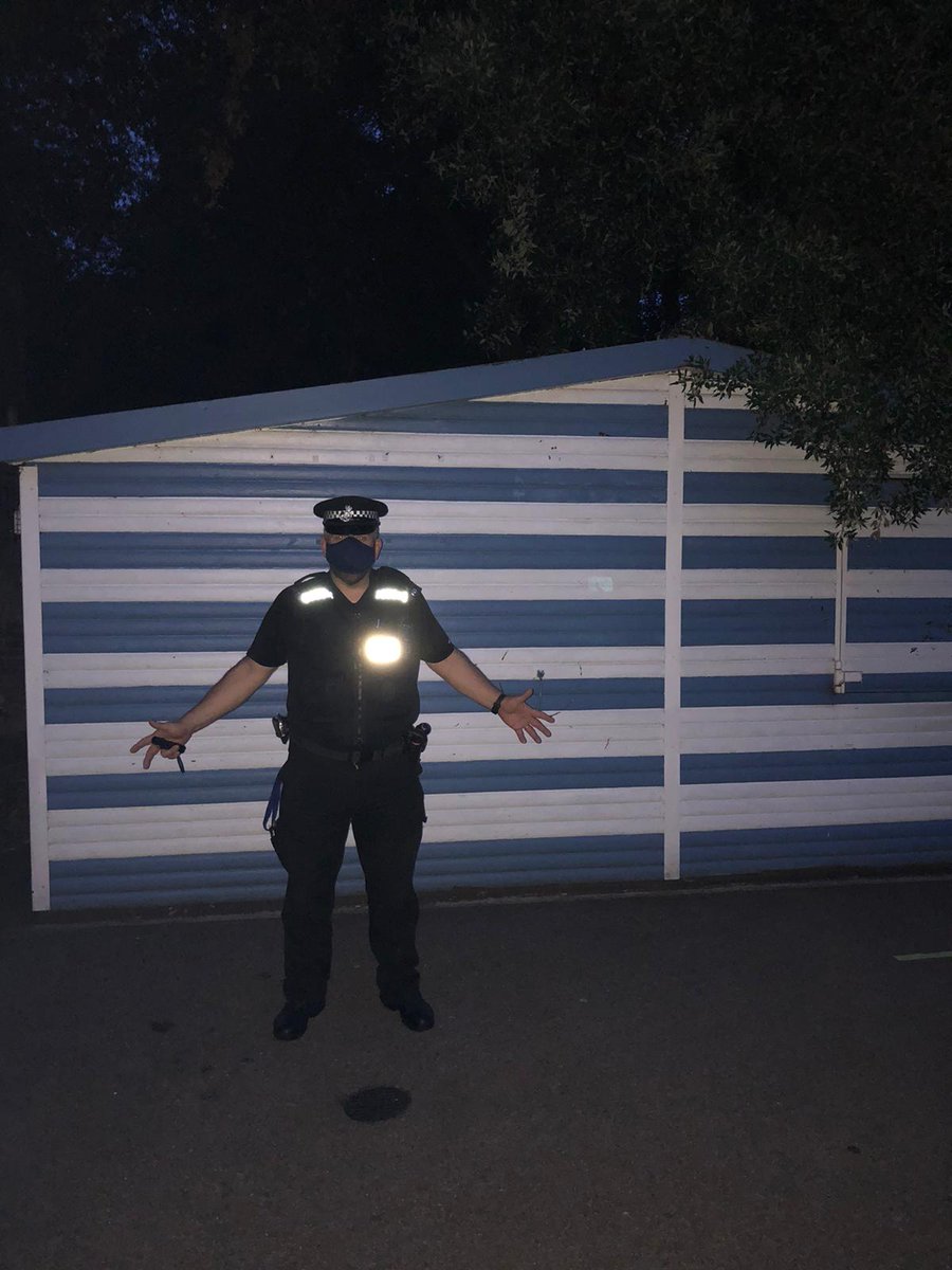 PoliceSudbury's tweet photo. #Sudbury SNT just been to #BelleVuePark on patrol. Please do not re enter the park after it has been closed!! 3 moved on just now from skatepark 🏂 #ComeOnLadsAndLasses #SudburyLove♥️ #PCFARROW👮 #PCMARSHALL👮 https://t.co/gRpKbQmbnQ