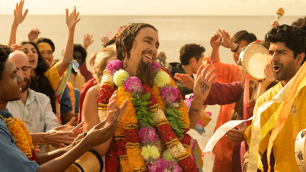 Variety Theumbrellaacademy Season 2 Finds Klaus As A Cult Leader In The 60s But Robmsheehan Says The Novelty Of Being Adored Is Wearing Off He S Sort Of Back To Escaping