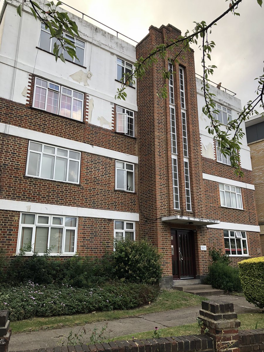 Moira Court on Balham High Road has a great entrance feature – bei  Moira Court