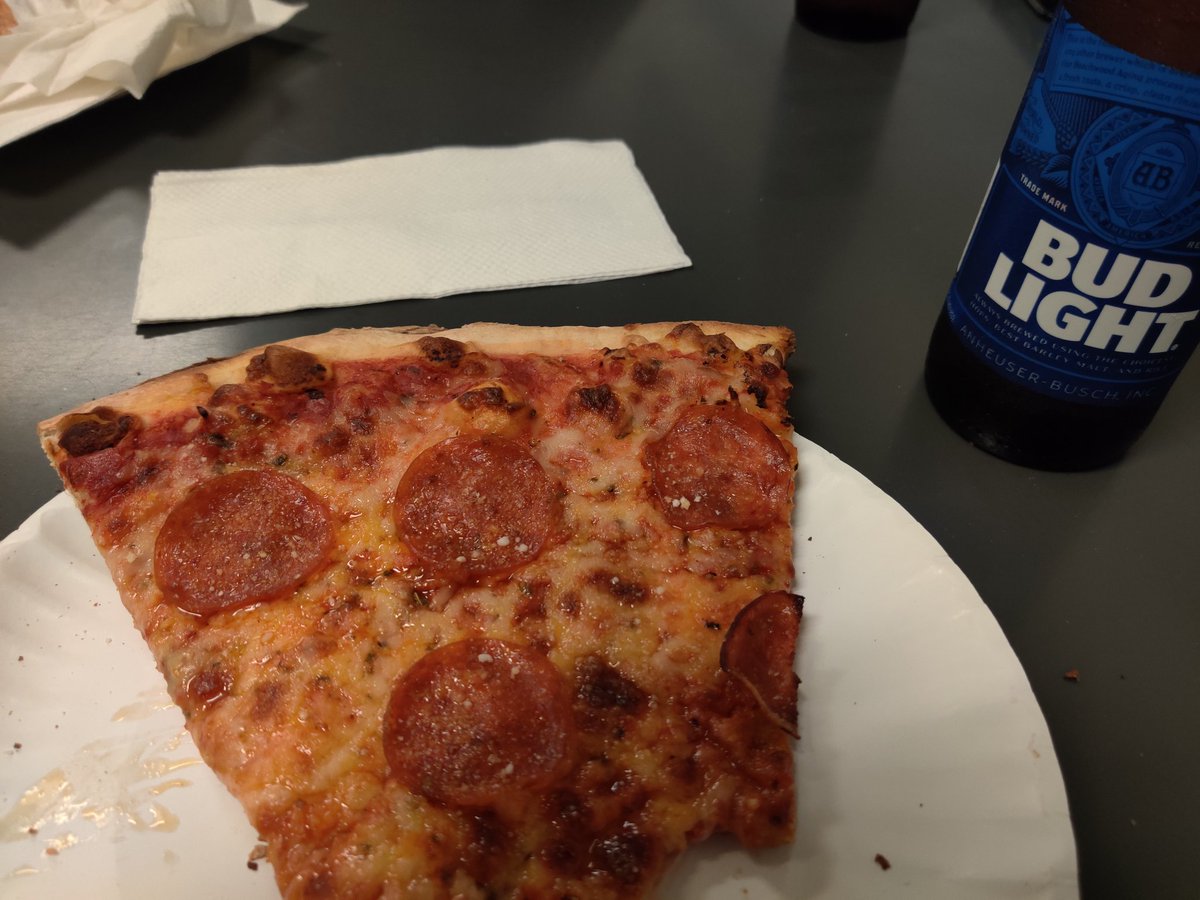 CatDaddyLurk's tweet photo. New York style is superior to Chicago deep dish. Y'all know the vibe ๐ช๐พ https://t.co/CXd8G0oRuS