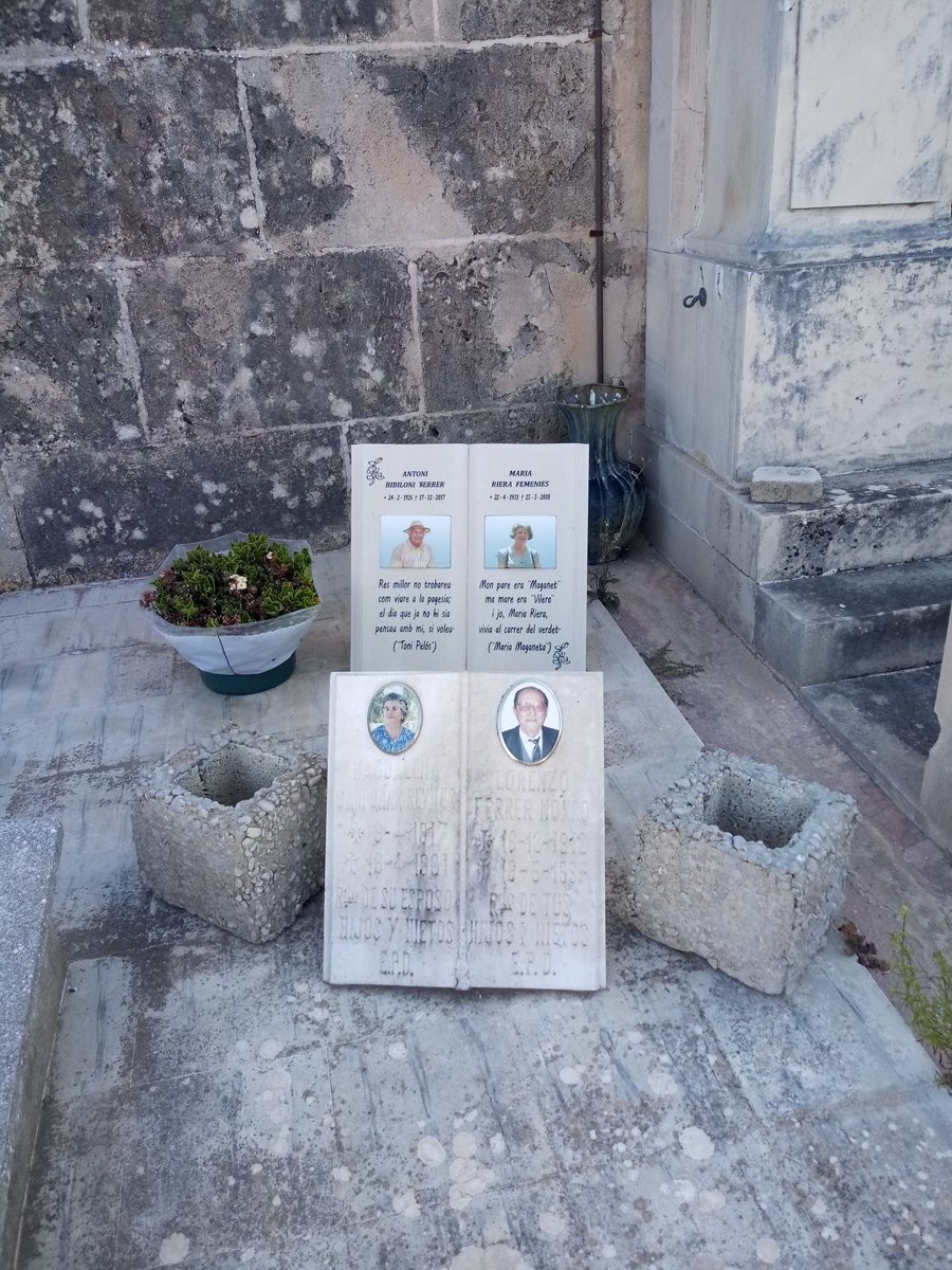 CementerioMi's tweet image. Sorprende en el cementerio de Alcudia, la impronta de la memoria. No basta con la foto del difunto. Tampoco el epitafio llena la pérdida. Las tumbas quieren hablar, contar historias...pero apenas pueden decirnos nada. El código QR es la solución.