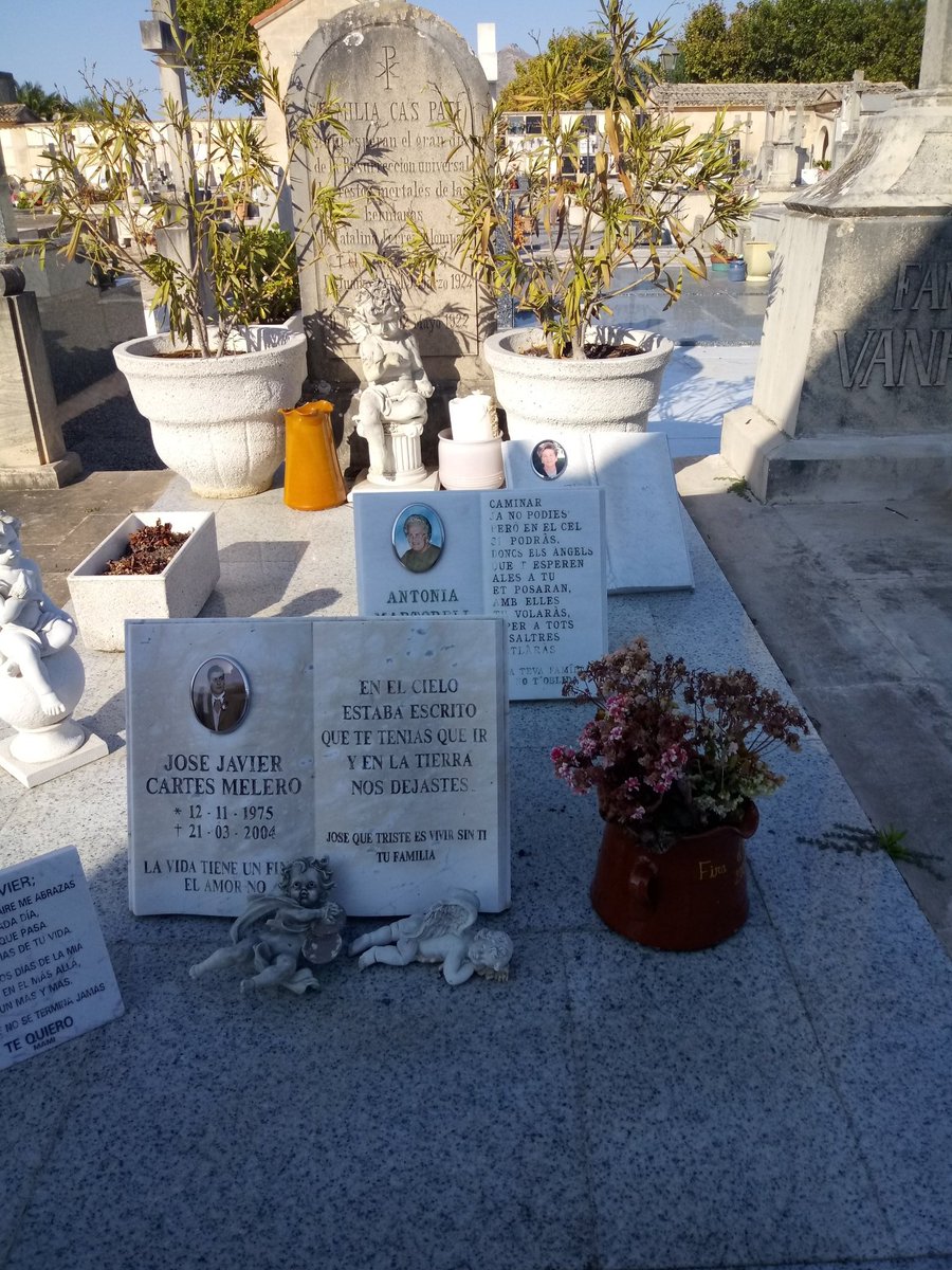 CementerioMi's tweet image. Sorprende en el cementerio de Alcudia, la impronta de la memoria. No basta con la foto del difunto. Tampoco el epitafio llena la pérdida. Las tumbas quieren hablar, contar historias...pero apenas pueden decirnos nada. El código QR es la solución.