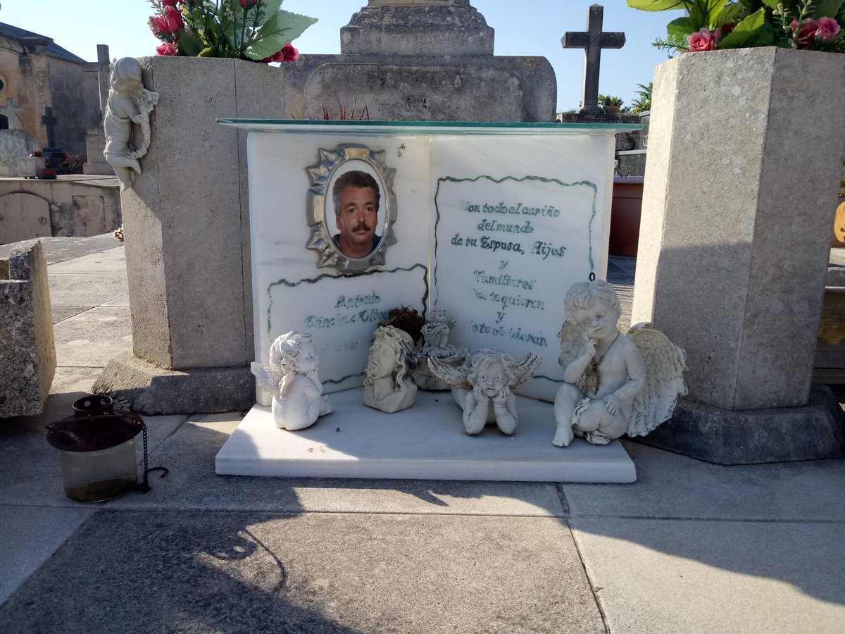 CementerioMi's tweet image. Sorprende en el cementerio de Alcudia, la impronta de la memoria. No basta con la foto del difunto. Tampoco el epitafio llena la pérdida. Las tumbas quieren hablar, contar historias...pero apenas pueden decirnos nada. El código QR es la solución.