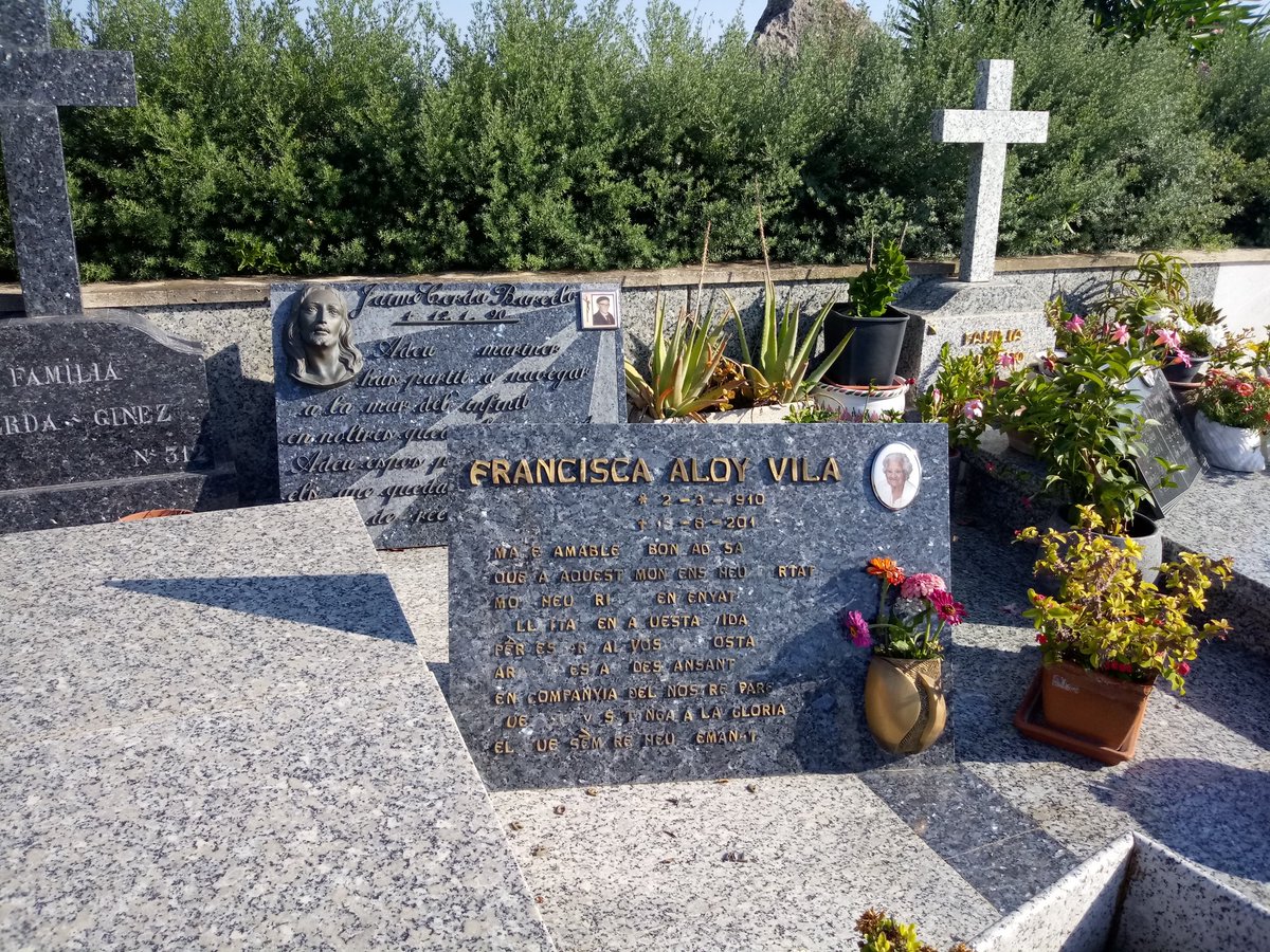 CementerioMi's tweet image. Sorprende en el cementerio de Alcudia, la impronta de la memoria. No basta con la foto del difunto. Tampoco el epitafio llena la pérdida. Las tumbas quieren hablar, contar historias...pero apenas pueden decirnos nada. El código QR es la solución.