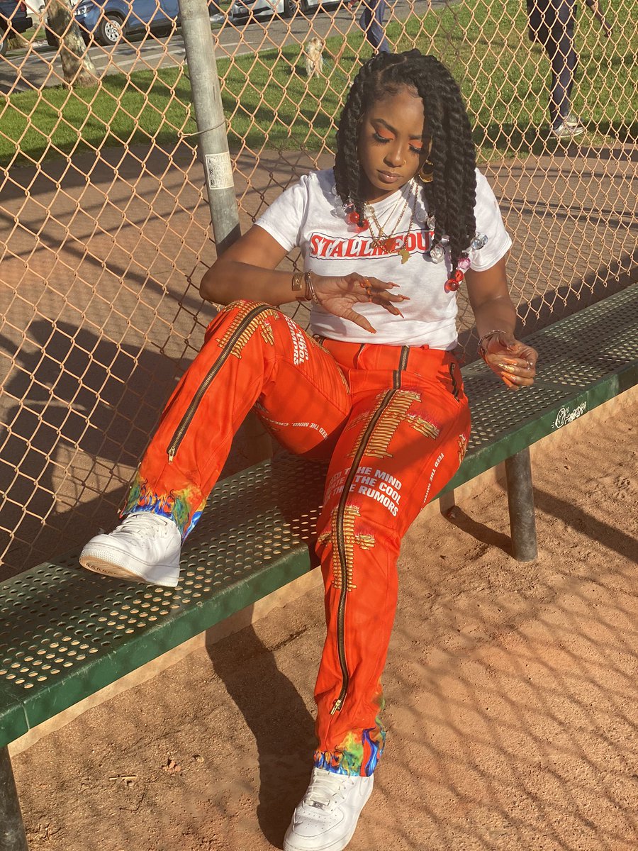 eeeeems_'s tweet photo. Susie Carmichael vibes....
Hair: @braidsbyeeeems 💁🏽♀️
Shirt: @sturdyrasta 👚
Pants: @mindofcoolrumor 👖
Nails: @nakedgoldonline 💅🏽 via LA
#BlackOwnedBusiness #stallmeout https://t.co/CRaketqLg9