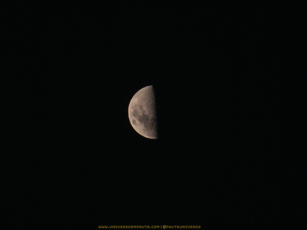 PautaUniverso's tweet photo. A Lua, em Quarto Crescente, no fim da tarde de hoje - cerca de 51% visível.
Registro feito às 17h36, no RJ.
#OlheParaOcéu #OlhemALua #OlheAlua #QuartoCrescente https://t.co/bOvoNQOyW6