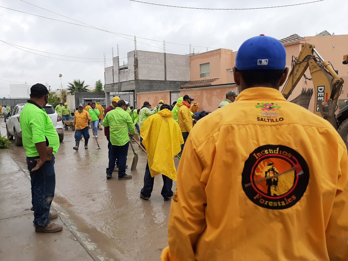 MedAmbienteSalt's tweet photo. Las cuadrillas de #ParquesYJardines y de #RecusosNaturales acudieron en apoyo a las labores de limpieza de las calles del fraccionamiento Campanario, seriamente afectado por los escurrimientos de las recientes lluvias. #TodosPorSaltillo https://t.co/xkIJ5ZFzBP