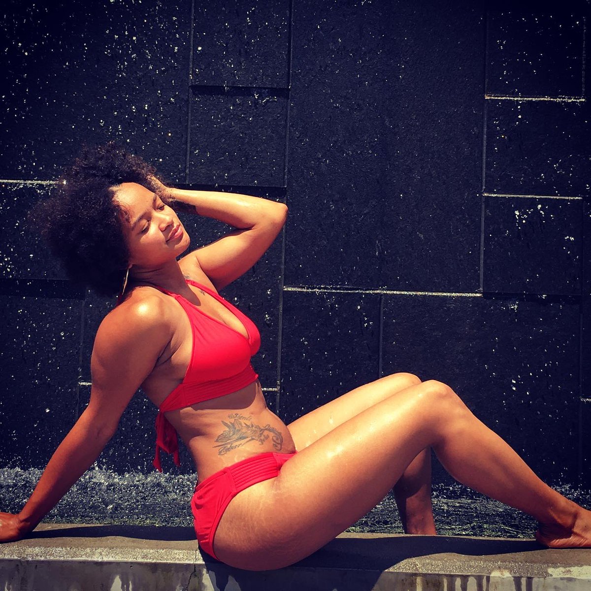 ZaTalyaCaranae's tweet photo. Who gone love better? Nobody because I said so 🖤 #artbyrice #melanin #melaninpoppin #red #redswimsuit #downtown #downtownlouisville #louisville #fun #summervibes #wet #kula #kulagallery #natural #naturalhair #naturalbeauty #sun #thevibe https://t.co/dgjXIwLzUm