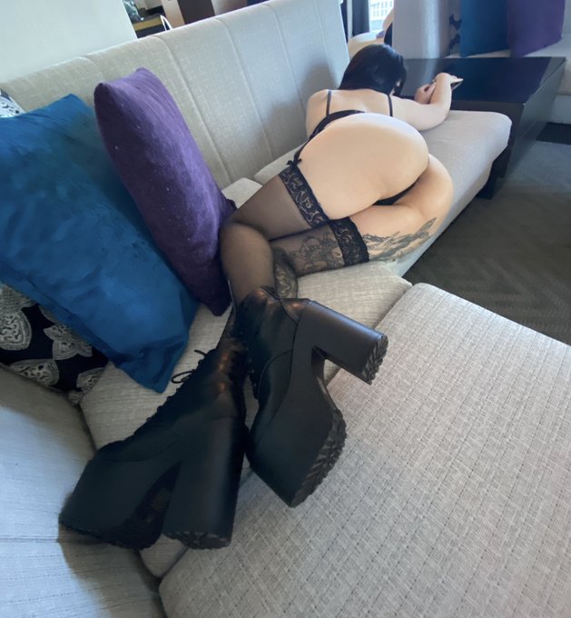 lick my boots🎱 https://t.co/LjDGJkv1Of