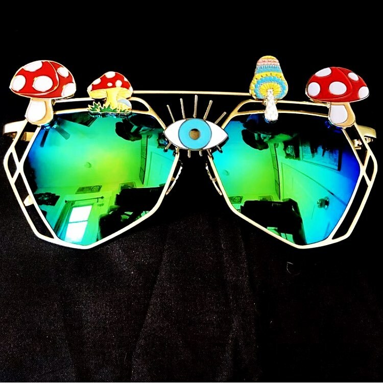 🍄I'm obsessed with mushrooms can't you tell🍄✨🧚🏻‍♀️😍Alice was my "Disney princess" growing up #psychonauts unite! ✨🤩
#mushroomart #mushroomlove #mushroomsunglasses instagr.am/p/CDKM5CWAiQp/