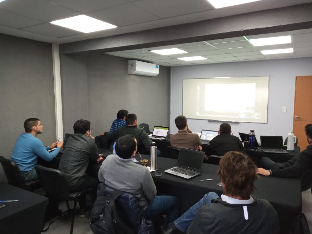 DesarrollosNEA's tweet photo. Capacitación a técnicos de SUSTI/TELCO sobre el tendido y la administración de toda la red metropolitana de FO https://t.co/Yd4OPruJbM