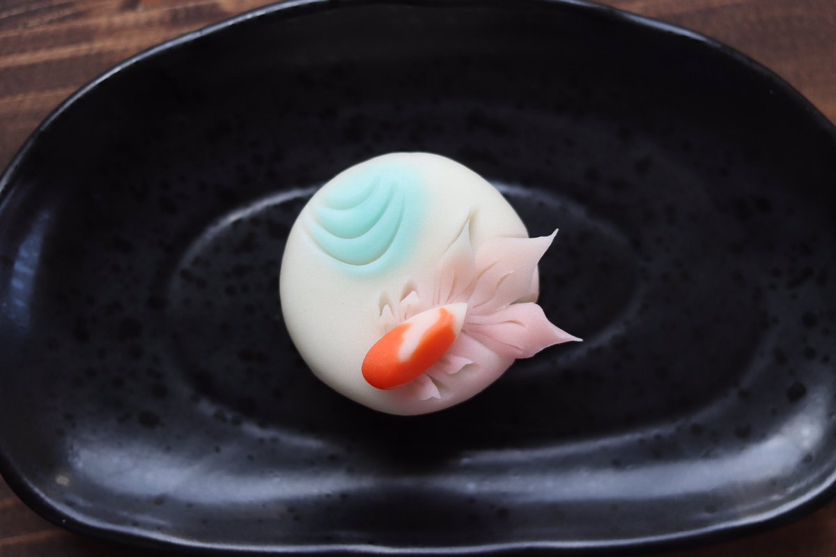 和菓子職人 土屋 タダヒロ 福来雀あずき宿 愛玩金魚 きんぎょ 金魚の和菓子です 室町時代から愛玩として上流階級の間で飼育されていたが江戸中期頃には一般市民の間でも流行し 夏の金魚売りの呼び声は江戸風物の一つにもなりました 和菓子 上 和菓子職人 土屋 タダヒロ 福来雀あずき宿 愛玩金魚 きんぎょ 金魚の和菓子です 室町時代から愛玩として上流階級の間で飼育されていたが江戸中期頃には一般市民の間でも流行し 夏の金魚売りの呼び声は江戸風物の一つにもなりました 和菓子 上