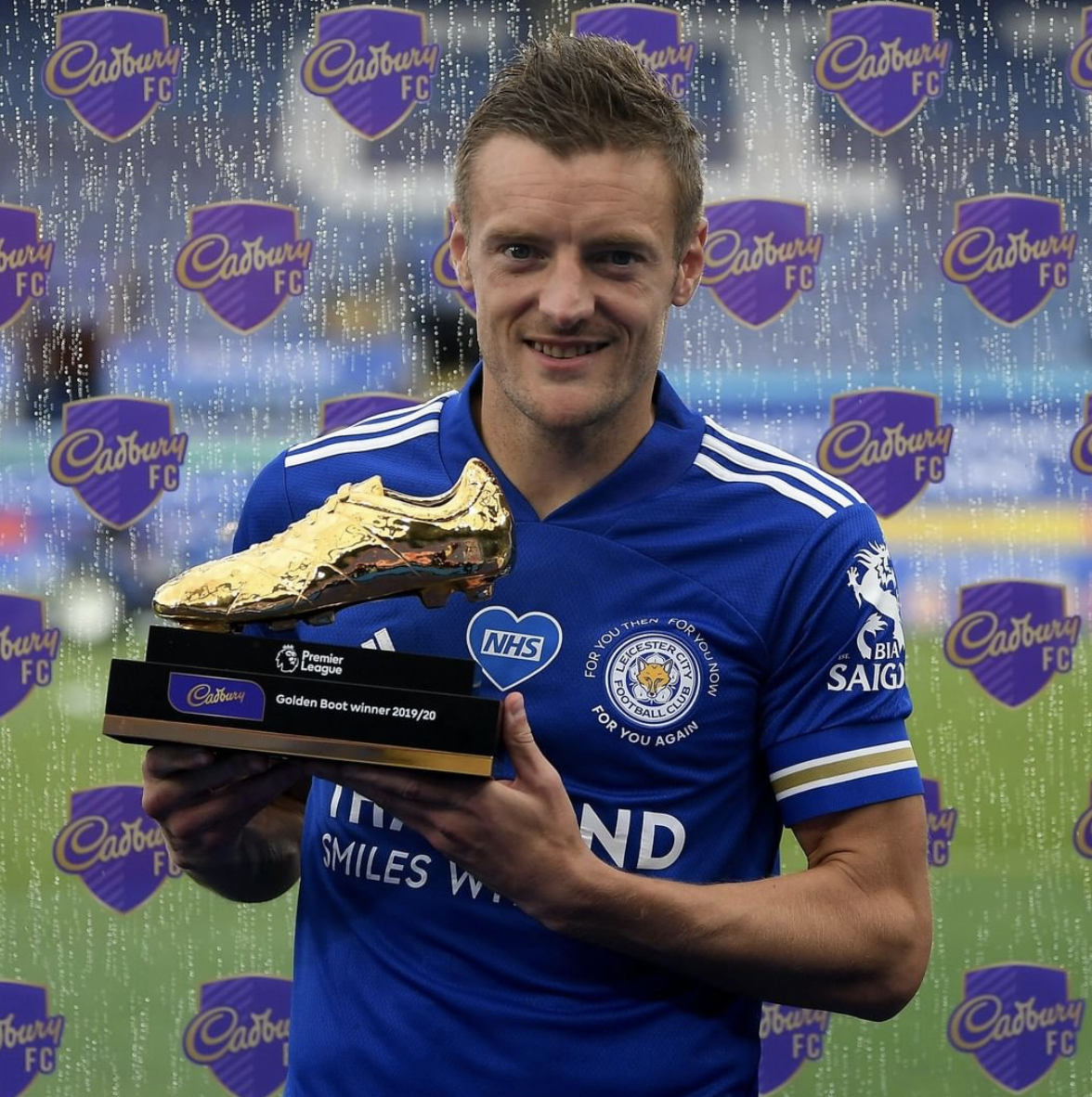 InvictosSomos's tweet photo. Jamie Vardy: "Nunca en un millón de años pensé que ganaría una medalla de campeón de Premier League y mucho menos la Bota de Oro... ¡wow! Si esto prueba algo es que nunca debes renunciar a tus sueños, sin importar cuán locos puedan parecer". https://t.co/0ydnlrsW98