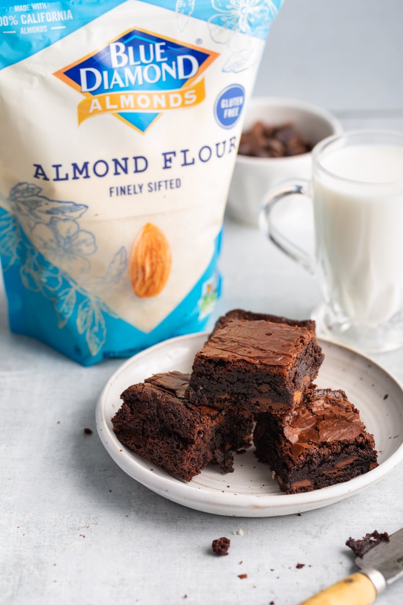 bakingqueenliz's tweet photo. Don’t wait to bake these delicious Almond Flour Brownies made in partnership with my friends @bluediamond! Recipe here: https://t.co/cCxdimukX2 https://t.co/Pcb72lPlUo