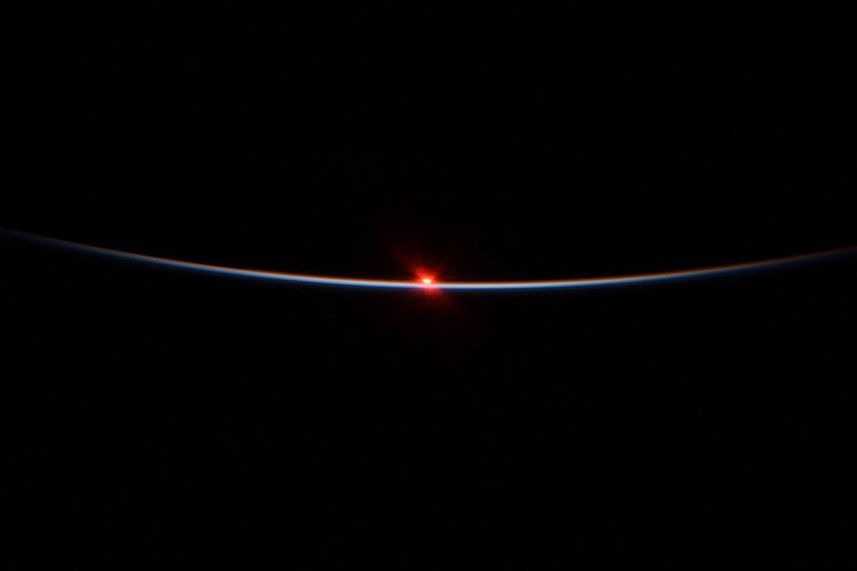 thonyferraro's tweet photo. Uno de los 16 amaneceres que se ven desde la Estación Espacial https://t.co/1YfGIRJN4j https://t.co/mByloNuVm5