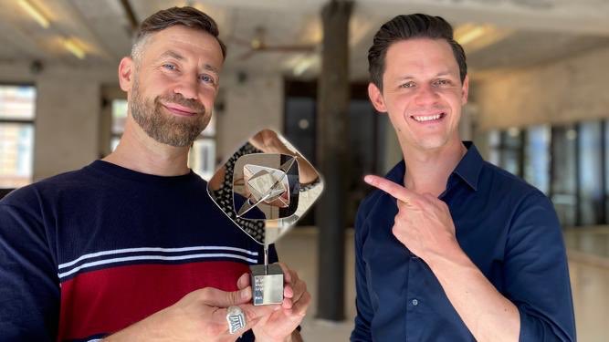 Endlich ist das Schätzchen bei mir angekommen! Mein #grimmepreis 2020 für #leiderlaut überreicht von @joschueck 🎊 Vielen Dank an die Jury des @grimme_institut und Herzlichen Glückwunsch auch an <a href="/martimcflyscher/">Marti McFly</a> 🎉 - wir bleiben #leiderlaut 🤪