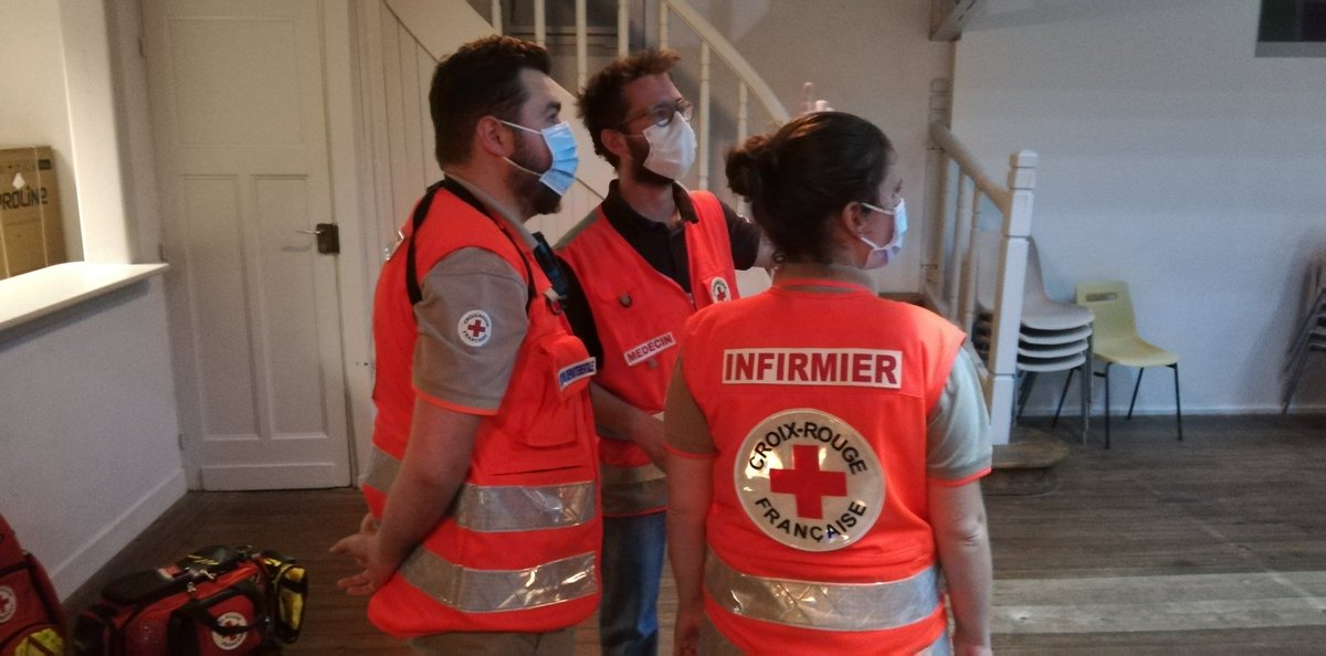 ArnaudDejeans's tweet photo. Incendie #Louchats Le #Tuzan #Saint-Symphorien 27 juillet. La Croix Rouge a pris en charge les personnes évacuées de Le Tuzan. D'autres personnes vont arriver vers minuit. Elles ont été chassées par les flammes vers le lac de Curton. Le feu a changé d'itinéraire. https://t.co/hPRbJNg0us