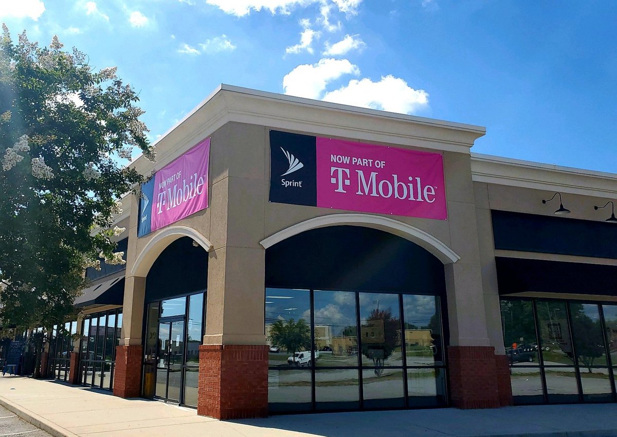 MattMoeck's tweet photo. #BannersUp 🤟
"DAY1" approaches this week...
#TeamMagenta #5g4all
#Domination #WeRNxtStr 💪 https://t.co/GrRlGYbZjc