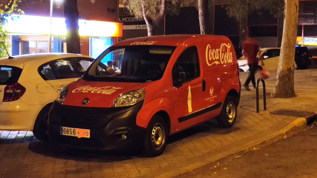 Creo que <a href="/CocaCola_es/">Coca-Cola España</a> debería de preocuparse por que sus vehículos no aparquen en las aceras. Todos somos peatones en algún momento y necesitamos algún sitio para pasar.