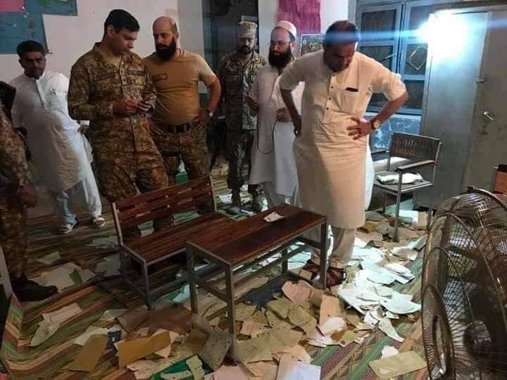 Laiqkohistani09's tweet photo. 25 جولائی 2018
یوم سیاہ
جب کوئی پوچھے کے خان کیسے ایا تھا تو اسکو یہ تصویر دکھا دینا کے ایسے ایا تھا۔۔۔
#الیکشن_چوری_کے_2سال 
#25July_selectionDay https://t.co/nMrhLqsGCn