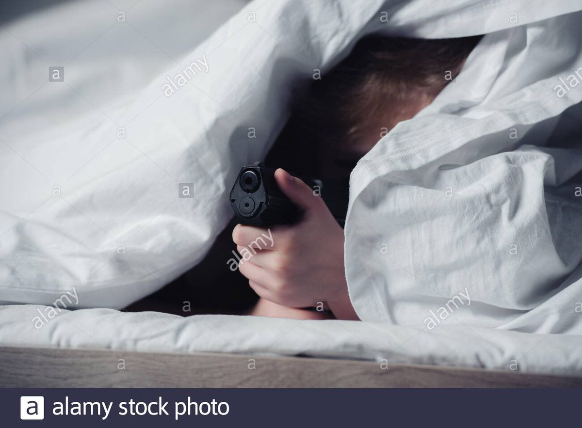 Выглядывает из под одеяла. Кошка под одеялом. Выгоялываеи мз од одеяла. Девушка выглядывает из под одеяла. Спрятался под одеялом.