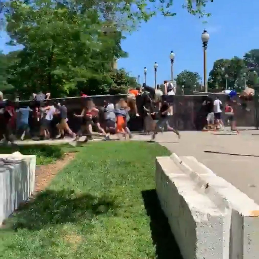 brooklynvegan's tweet image. that time 100+ kids jumped the fence to get into Lollapalooza. Watch: brooklynvegan.com/watch-100-kids…
