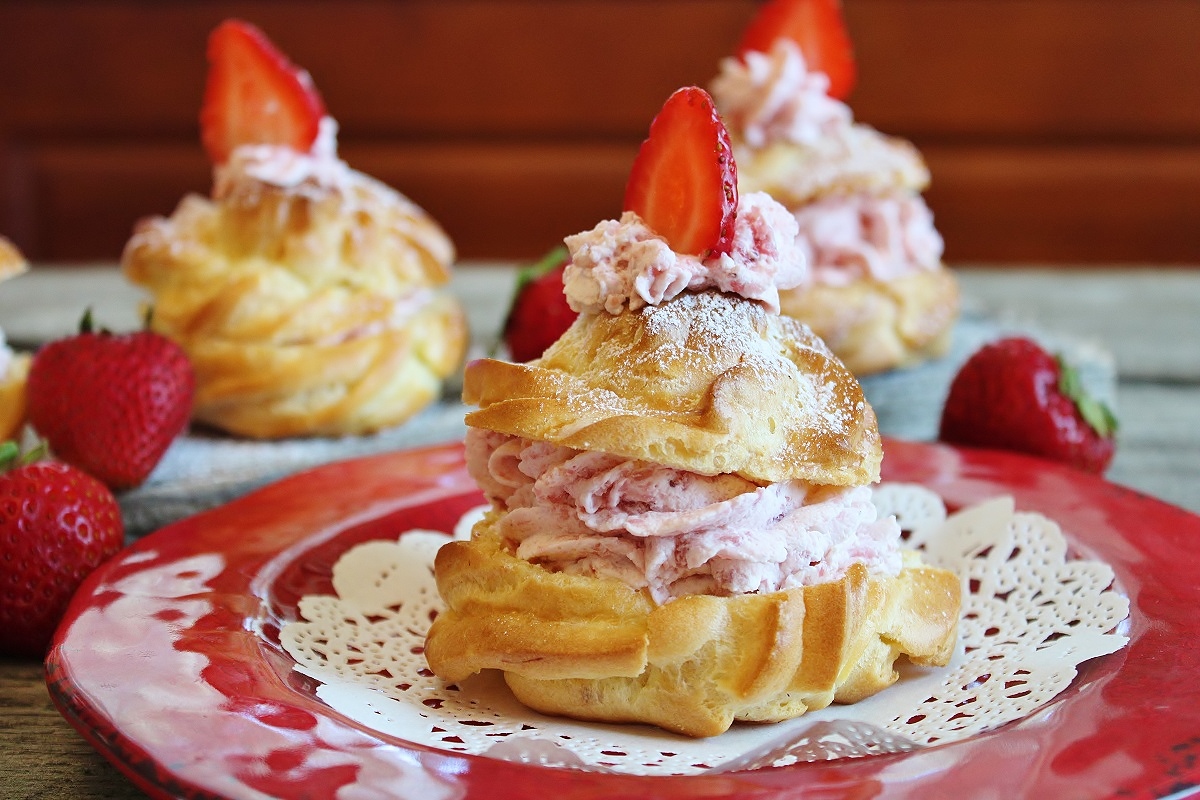 TodaysHomeKitc1's tweet photo. Strawberry Bavarian Choux Bun Shortcakes. The French-style Choux Bun Shortcakes are puffy, pillowy pockets of cream puff pastry. The filling is a strawberry studded, sweet and smooth Strawberry Bavarian Cream. #BerryTogether #Sweepstakes @driscollsberry https://t.co/buqseYl0tv