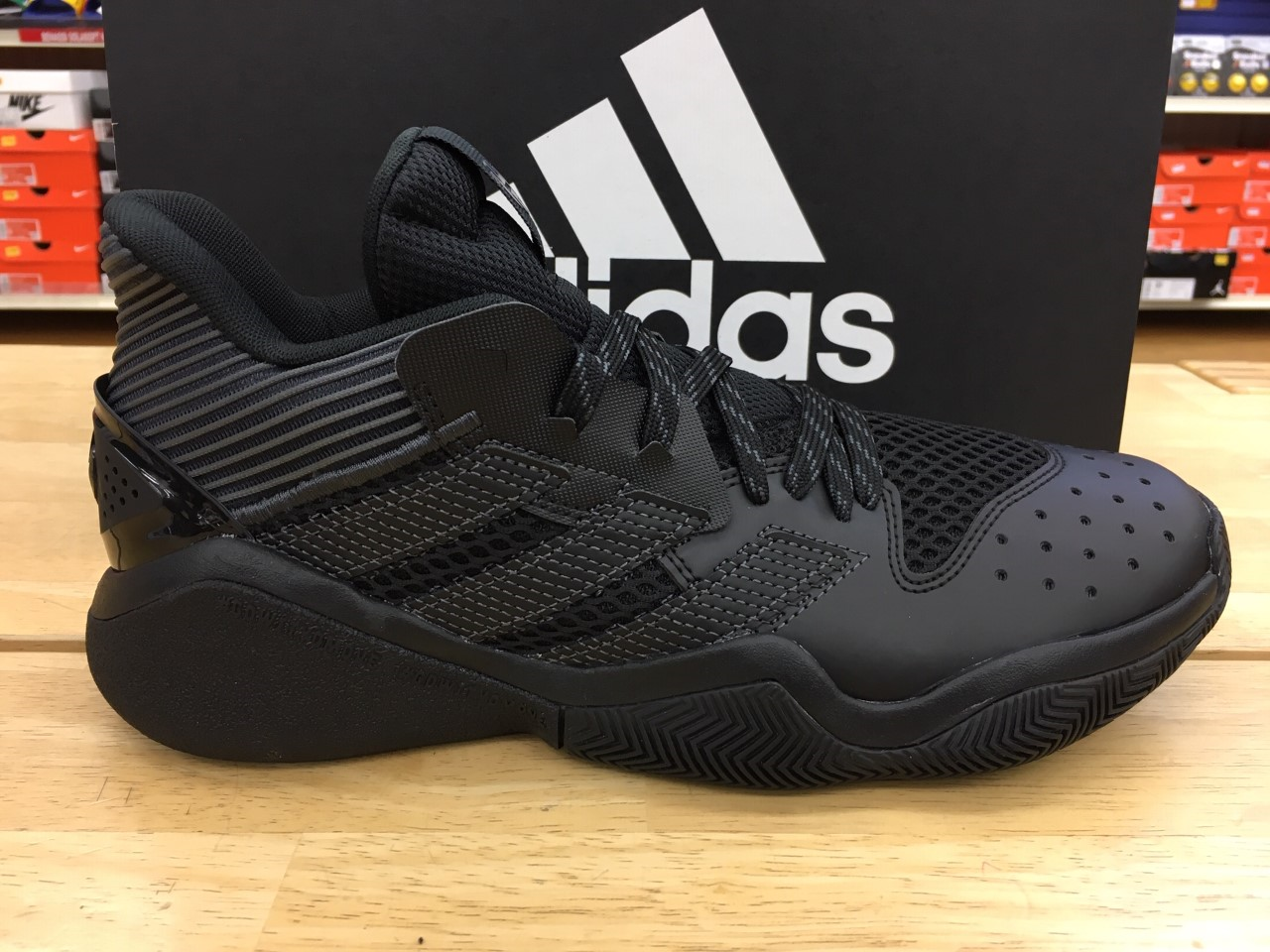 アディダス ADIDAS ハーデン ステップバック コア 黒色 ブラック 灰色 グレー スニーカー 【 HARDEN STEPBACK CORE  BLACK GREY SIX CLOUD WHITE 】 スニーカー