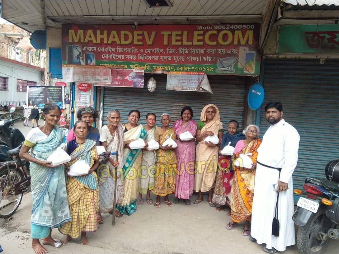 ShivHindu879's tweet photo. पश्चिम बंगाल की ये तस्वीर....
#RiceBags
#Nocoversion https://t.co/3rPYUiLEc0