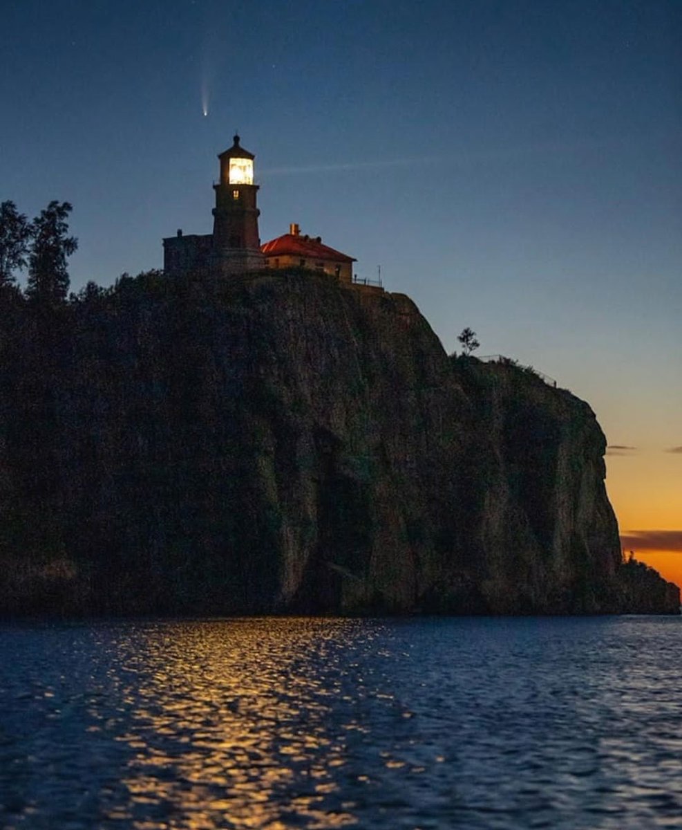 Photo 1: Fabien.chestier | ig.Photo 2: btwphotography | ig (California).Photo 3: mnproud | ig (Split Rock Lighthouse).Photo 4: windvanger | ig. #NeowiseComet