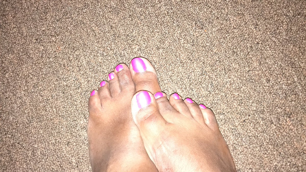 callmequeen247's tweet photo. I demand you suck my toes #sellingfeetpics #paypigwanted https://t.co/HDv3dc4FSn