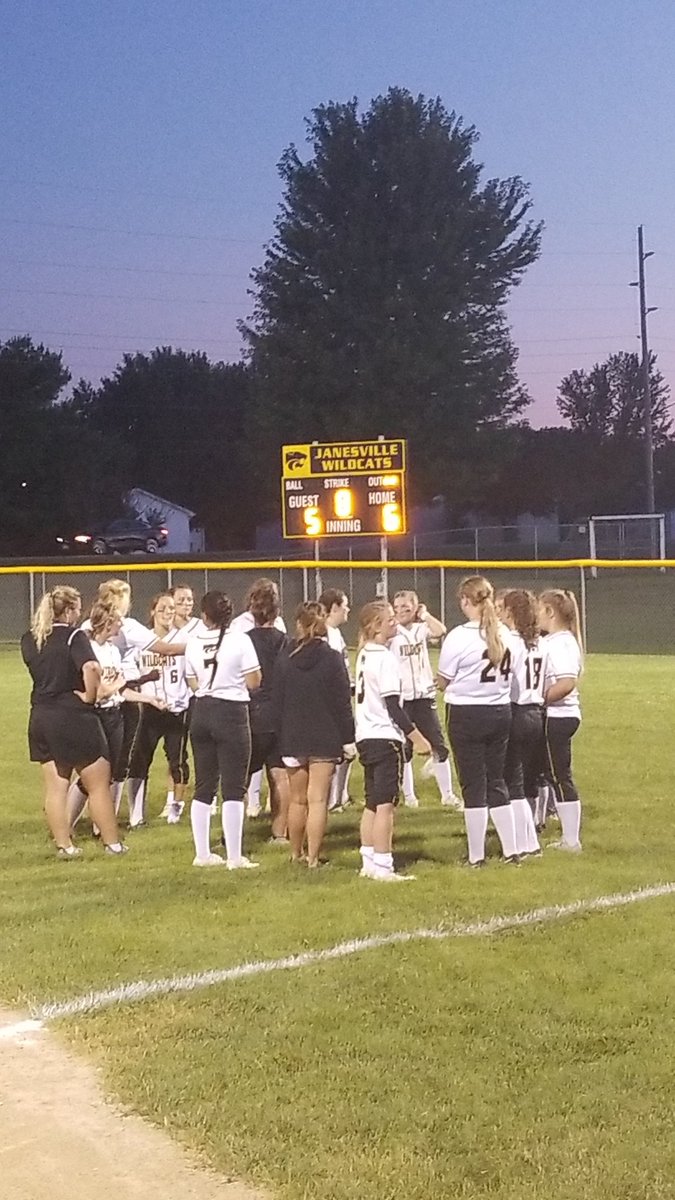 villefbhc's tweet photo. Wildcats softball pulls victory from the jaws of defeat with some 8th inning heroics, a 3 run BOMB 💣 by Chloe Kiene to tie it at 5, and the Kamryn Umthumm hits a single to CF to drive in C.McCarville for the 6-5 victory over East Buchanan! Survive and advance!!!! Go Cats!!! https://t.co/wW7TKznGIJ